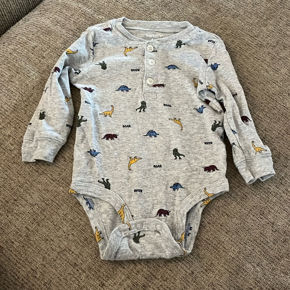 Carter’s Onesie Gray Dinosaurs 6M